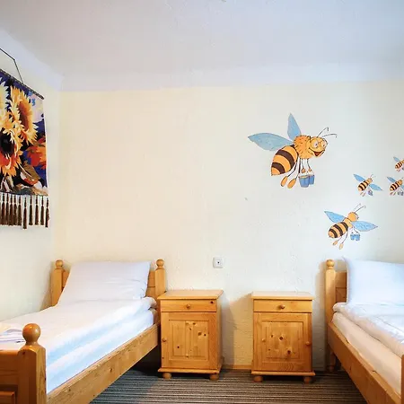 Muzey-sadyba Grazhda אורחן